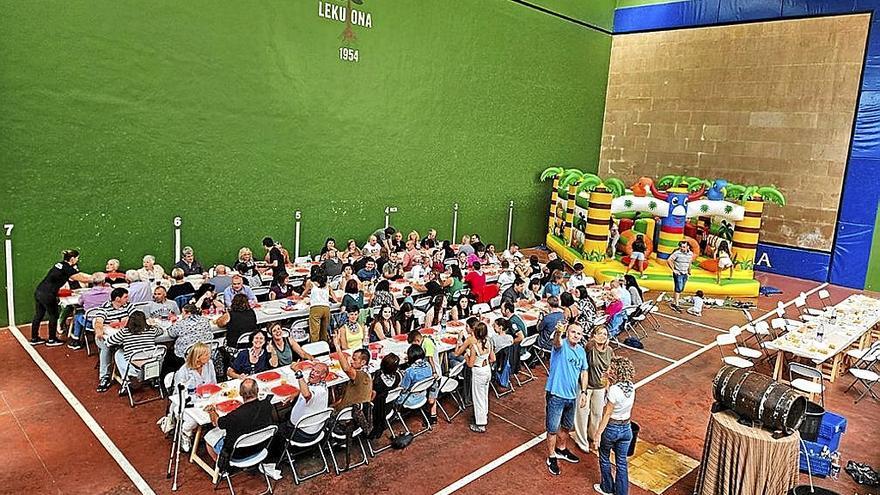 Inmejorable ambiente en el frontón Leku Ona.