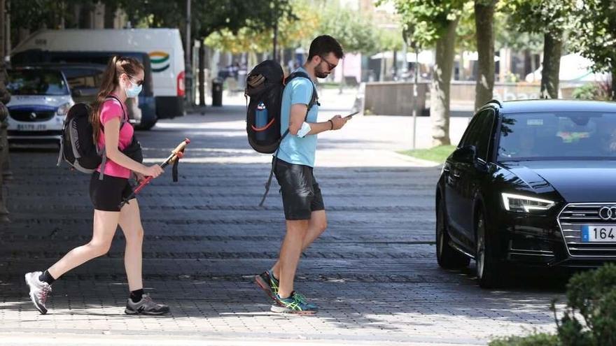 Dos jóvenes caminan por las calles de Pamplona