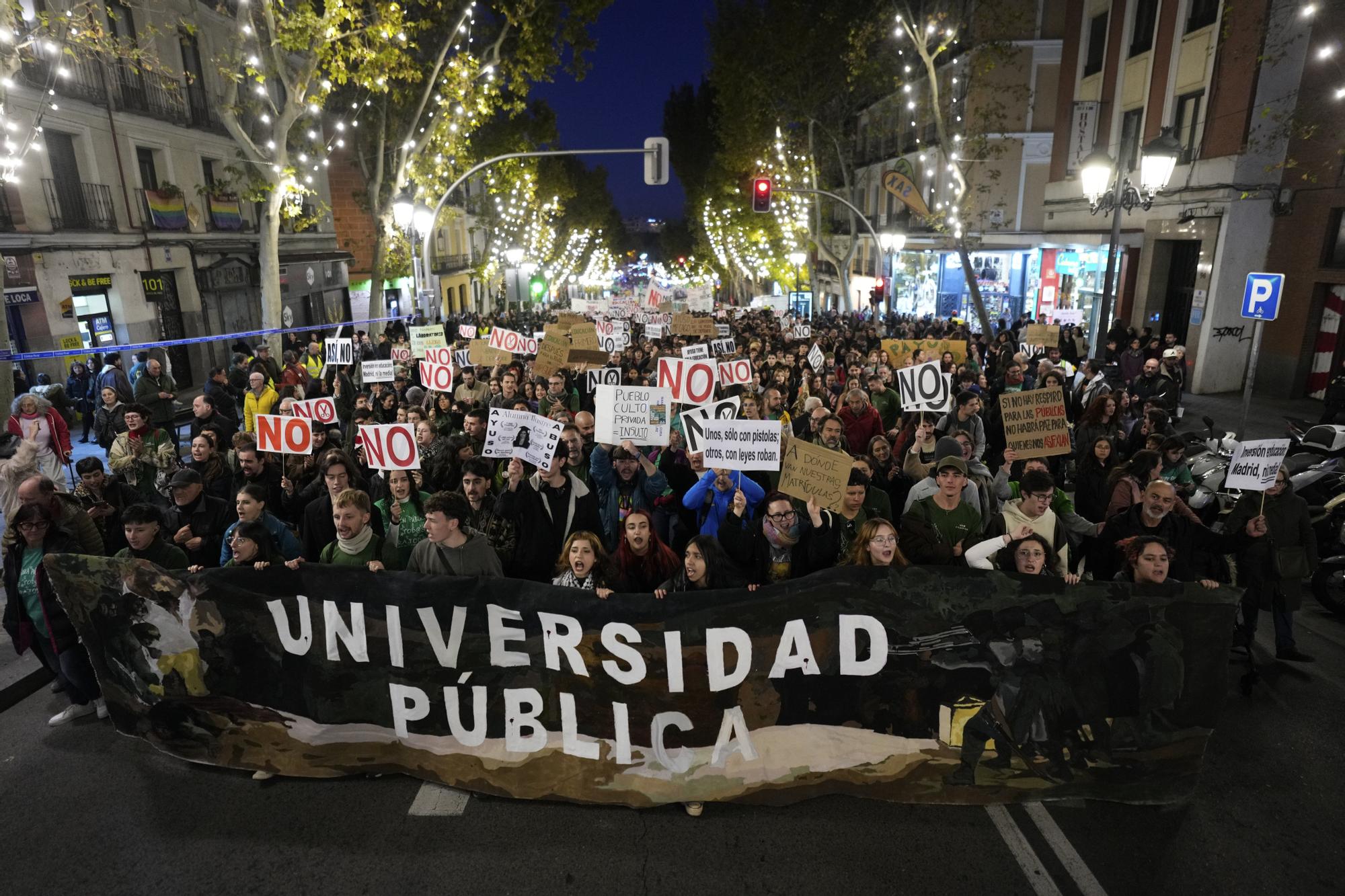 En imágenes: Miles de personas se manifiestan en Madrid contra la "asfixia" de las universidades públicas: "Ayuso privatiza, la uni agoniza"
