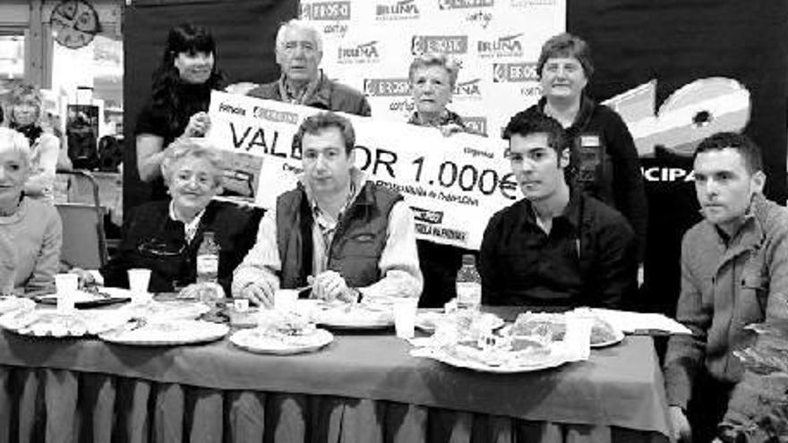 De pie, Beatriz Pardiño, de la Cadena SER, el gerente del C.C. Iruña, Ignacio Galarraga, la ganadora, Mª Jesús Apezteguia, y la gerente del Híper Eroski, Anabel Zariquiegui. Sentados, Carmen Garbancita, Angelita Alfaro, Javier Díaz, Héctor Tello y Enrique