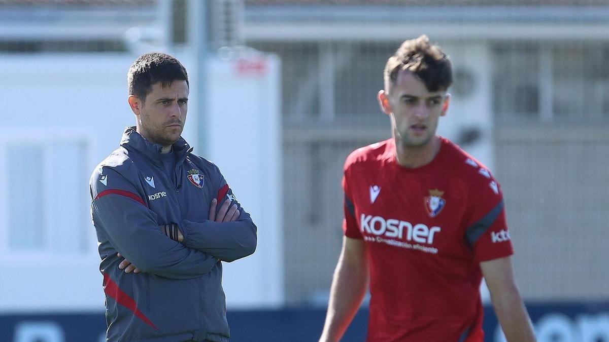 Alessio Lisci y Aimar Oroz, durante la sesión de entrenamiento que completó ayer Osasuna en Tajonar.