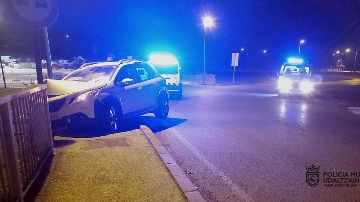 El vehículo accidentado en la NA-7027.