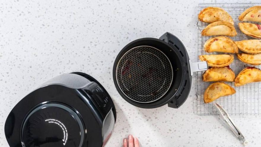 El truco para limpiar tu &quot;air fryer&quot; en 15 minutos y que quede como nueva