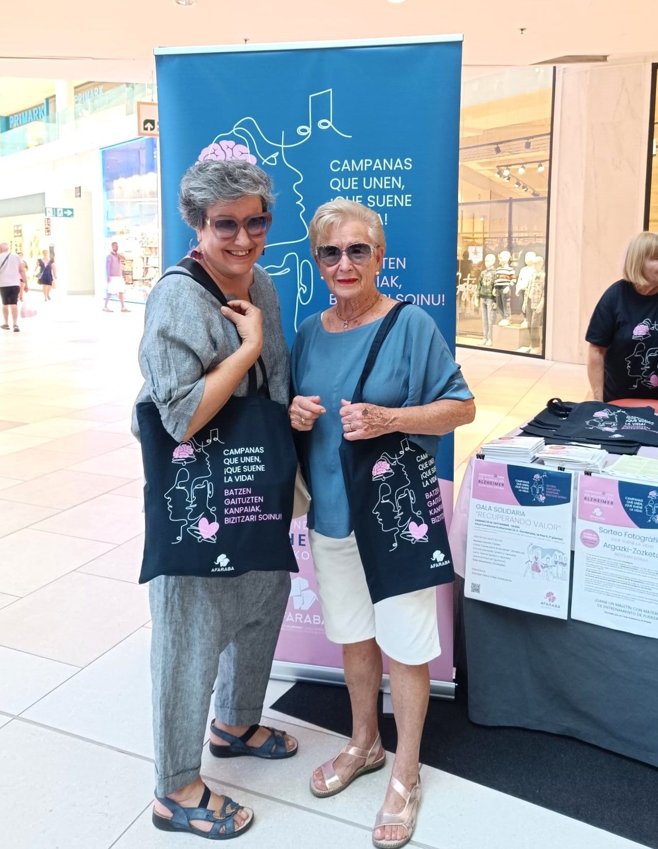 La colaboración entre AFARABA y El Boulevard continúa con la venta de tote bags exclusivas al precio de 5€, disponibles en el Hipermercado Eroski, Ale-Hop y Equivalenza.