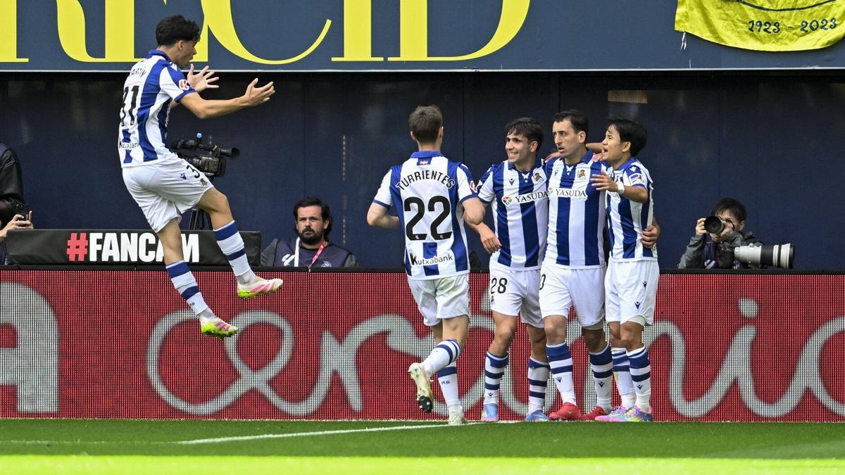 Los jugadores de la Real celebran el gol de Mikel Oyarzabal en Vila-real en la última temporada.