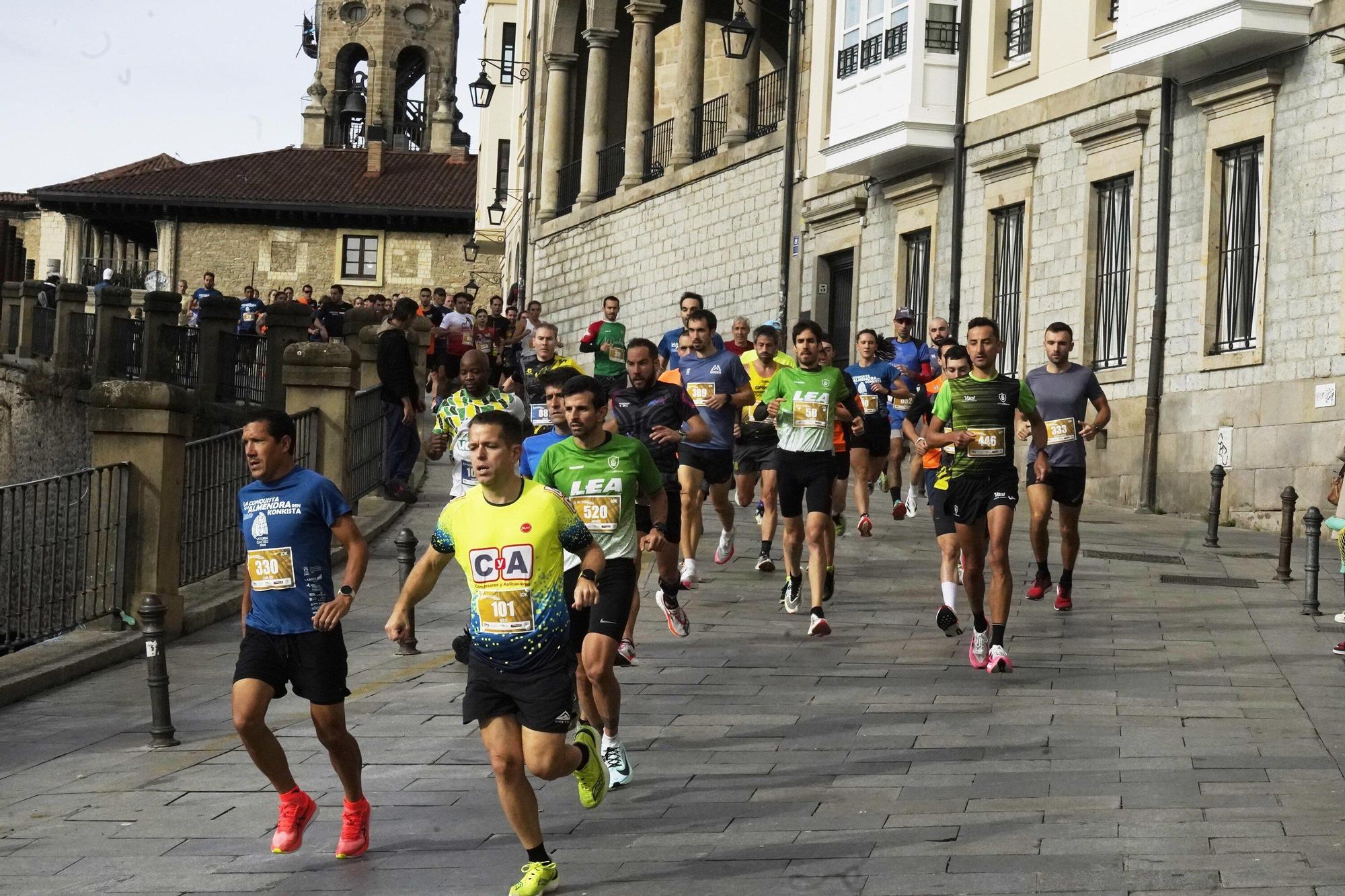 En imágenes: Miles de personas conquistan la Almendra de Gasteiz