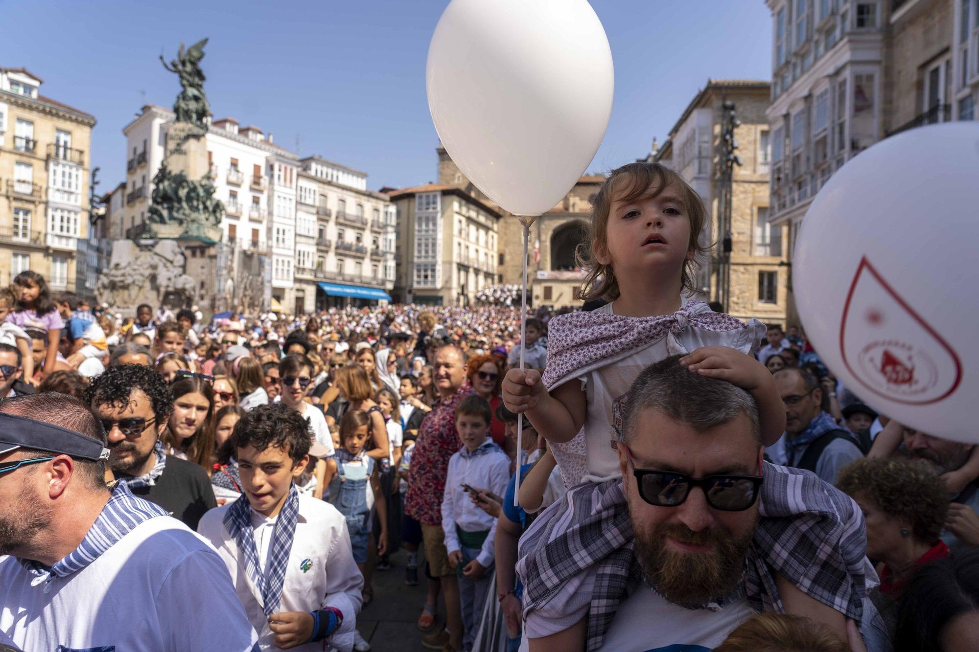 En imágenes: Edurne y Celedón Txiki abarrotan un año más la plaza de la Virgen Blanca