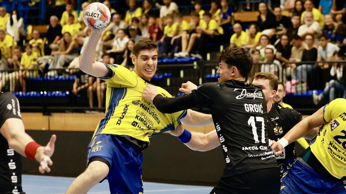 El jugador del Irudek Bidasoa Irun Mario Nevado, en el partido ante el Flensburg alemán