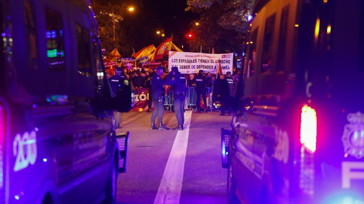 Las algaradas ante la sede del PSOE en Madrid, cada vez más violentas. Ayer, con Abascal. Las algaradas ante la sede del PSOE en Madrid, cada vez más violentas. Ayer, con Abascal.