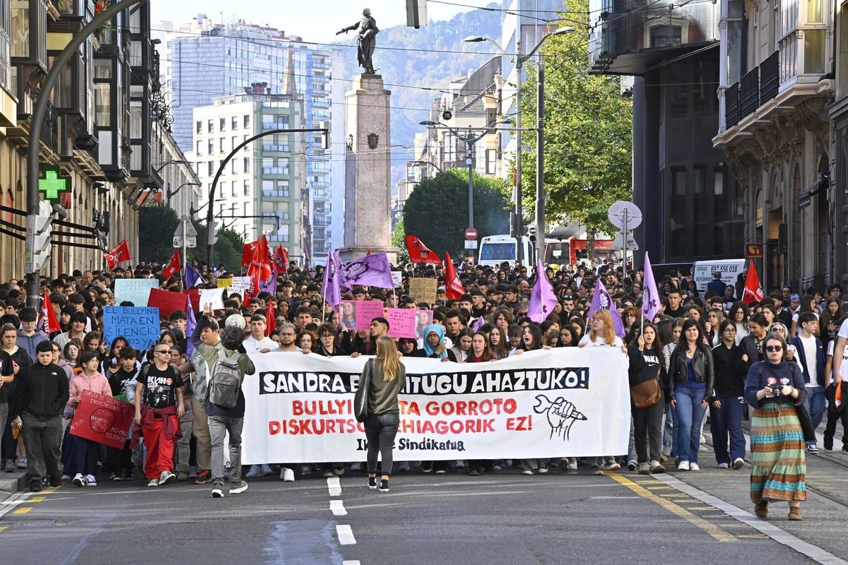 Estudiantes salen a la calle en Bilbao contra el 'bullying'