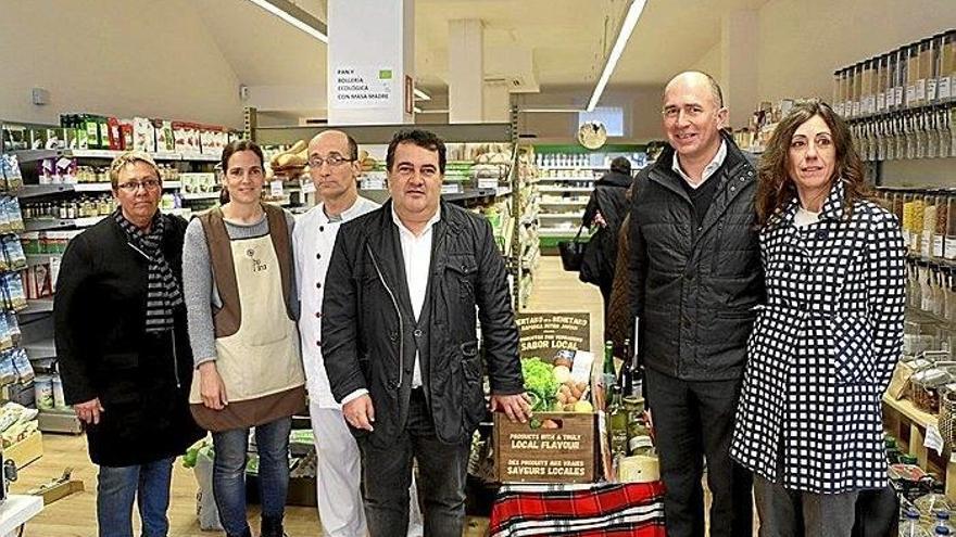 Una veintena de comercios se unen a la venta de alimentos de producción local
