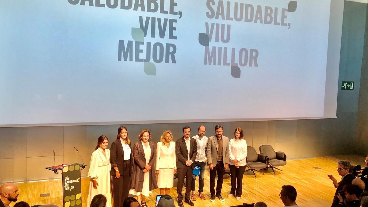 Foto de familia de los participantes en el acto Vive saludable vive mejor, con la alcaldesa Ada Colau y la vicepresidenta y ministra Yolanda Díaz y el ministro Alberto Garzón. EUROPA PRESS 15/10/2022