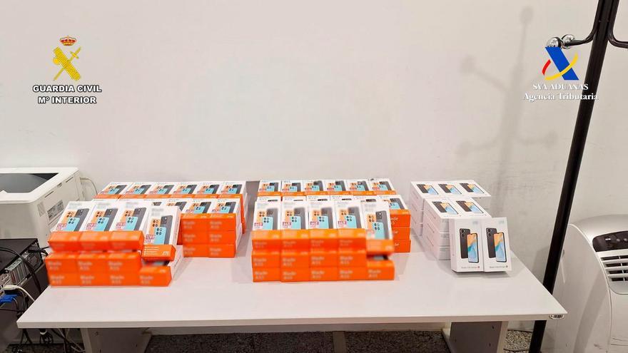 Intervenidos en el aeropuerto de Bilbao 114 teléfonos móviles destinados a su venta en Guinea