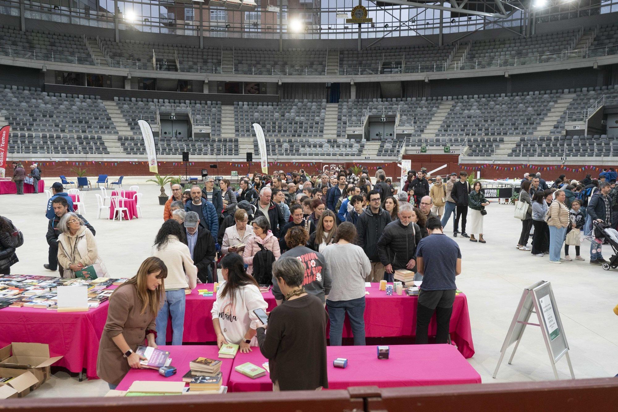 El Iradier, convertido en mercado de trueque de libros