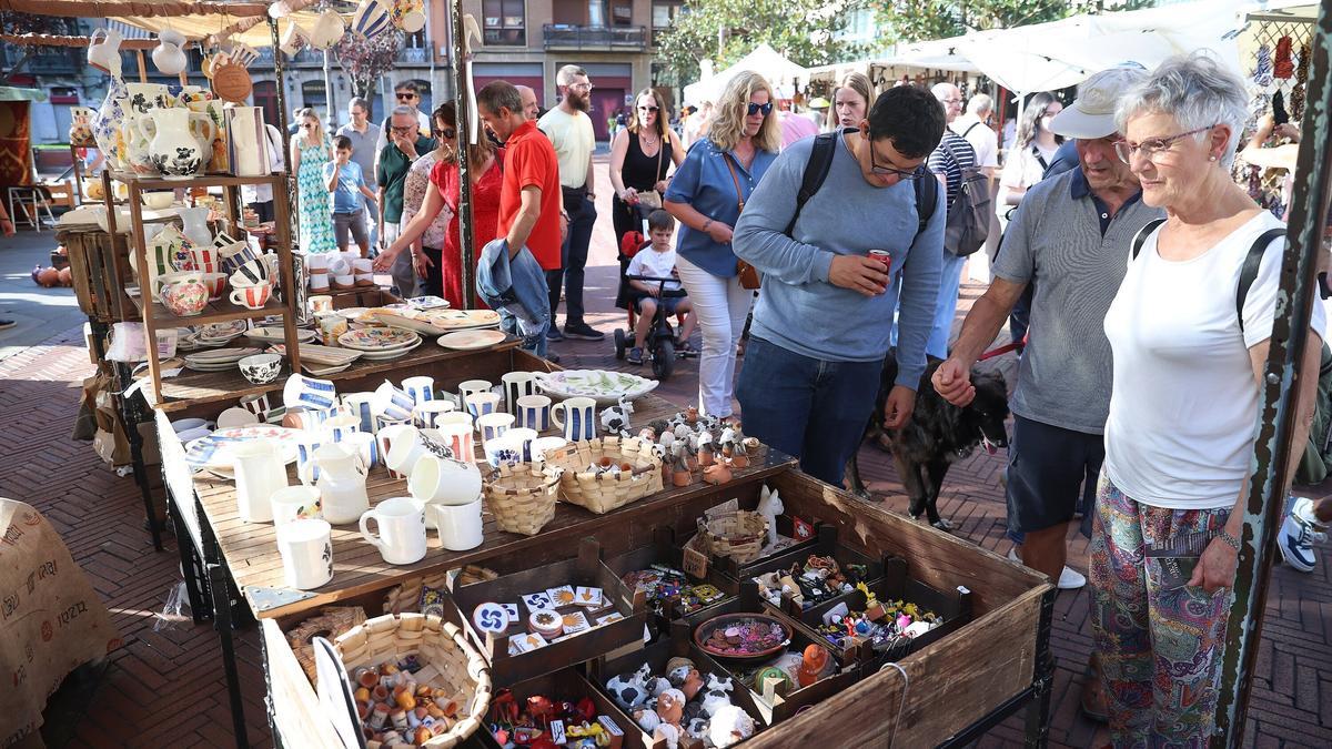 Cientos de personas acudieron a visitar la gran feria medieval.