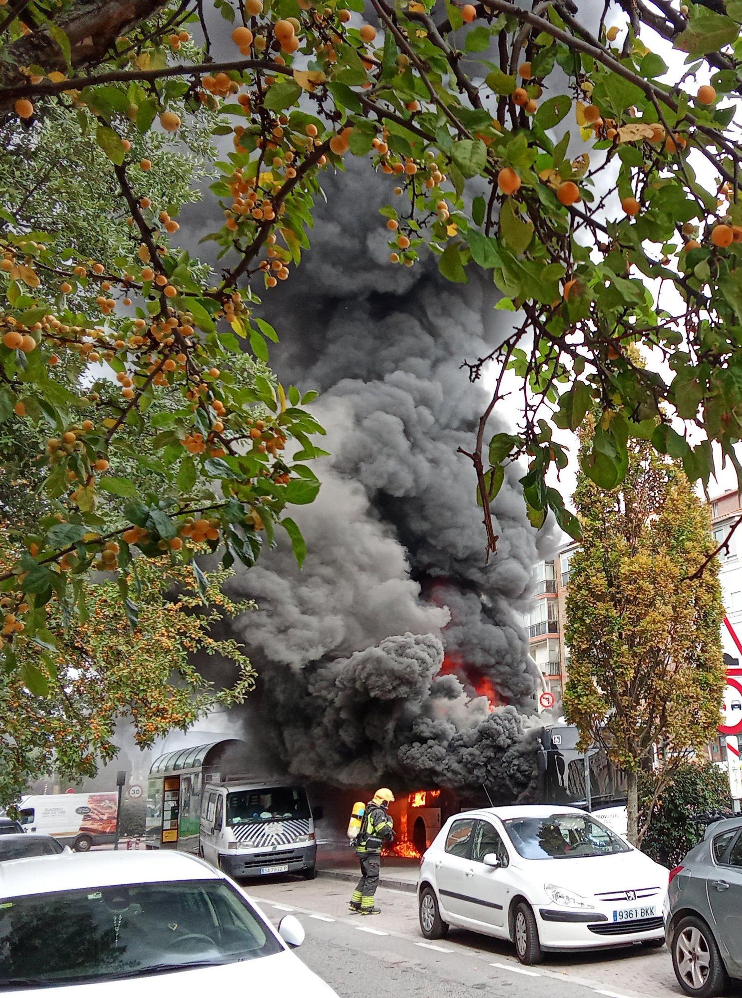 Fotos de la villavesa ardiendo en Berriozar