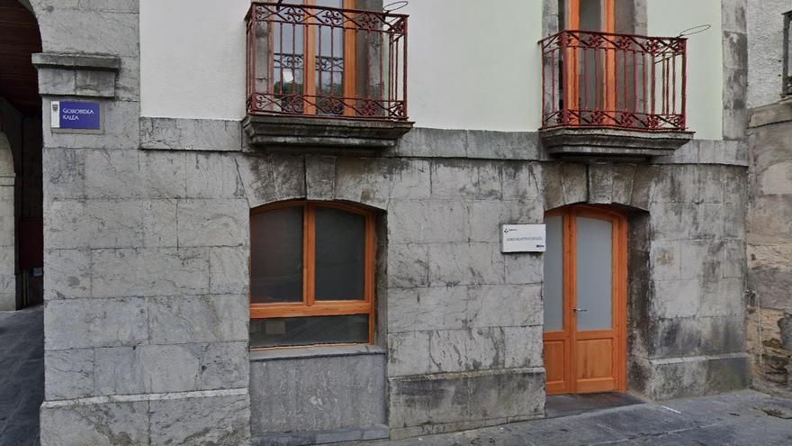 Ea eleva su protesta por la falta de médicos y pide a los vecinos movilizarse