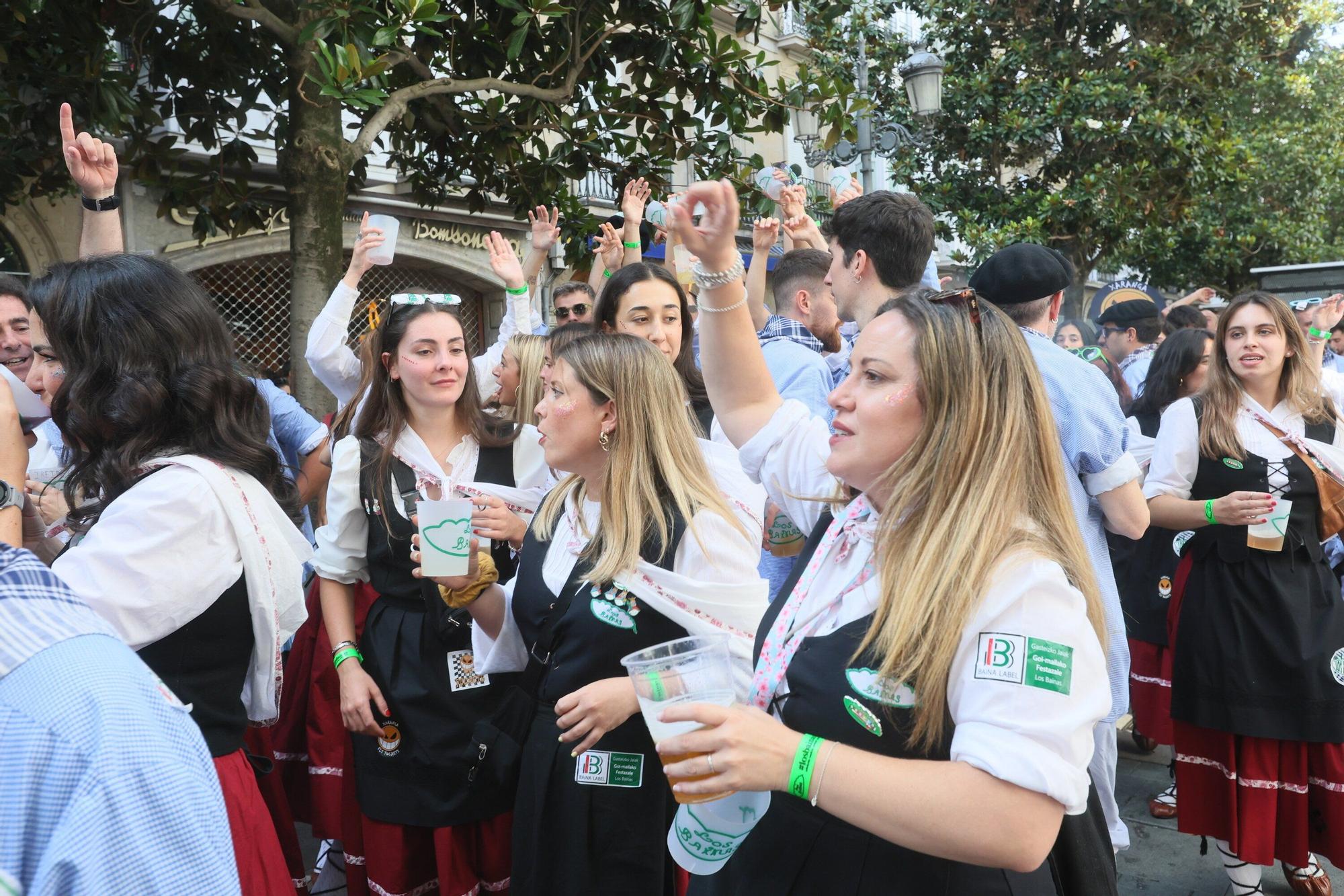En imágenes: Blusas y neskas desfilan en una kalejira por Santiago