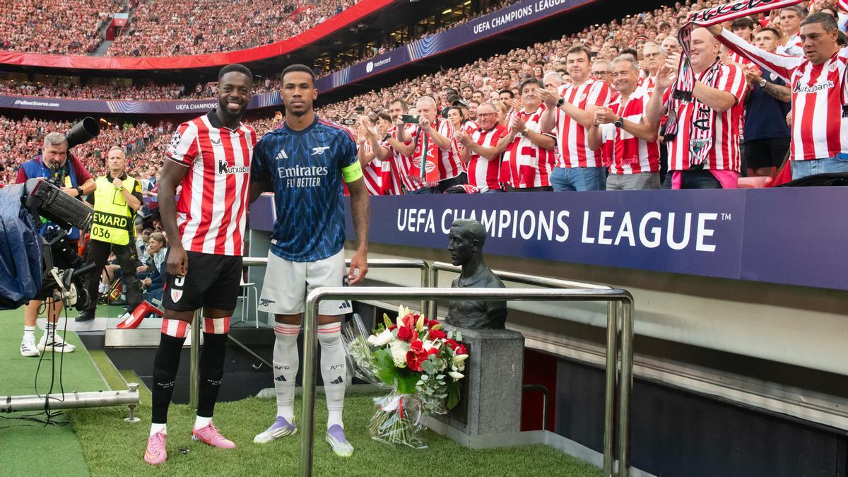 Iñaki Williams y Gabriel Magalhaes, ante el busto de Pichichi