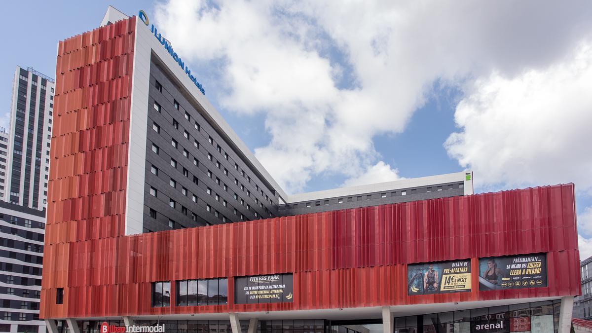 Geuria Merkataritza Gunea se ubica en la zona exterior de la estación Intermodal de Bilbao