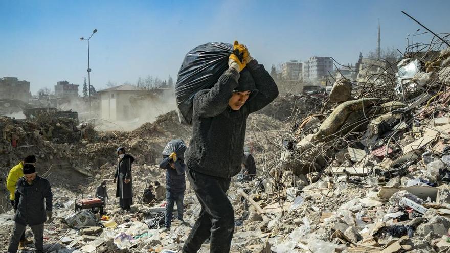 Turquía suspende las operaciones de rescate tras el terremoto salvo en dos provincias