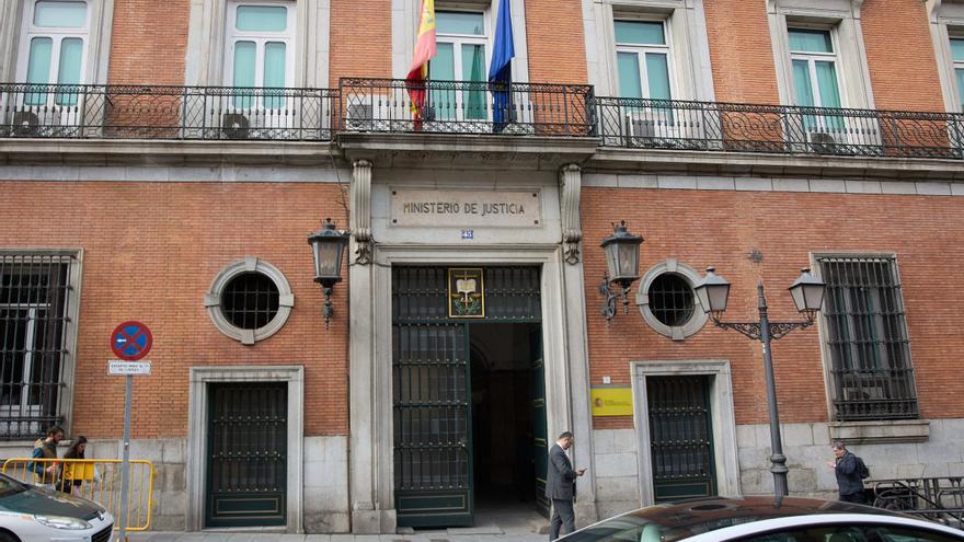 La OCU acude al Ministerio de Justicia para pedir información sobre la nacionalización del ex alto cargo chavista Nervis Villalobos