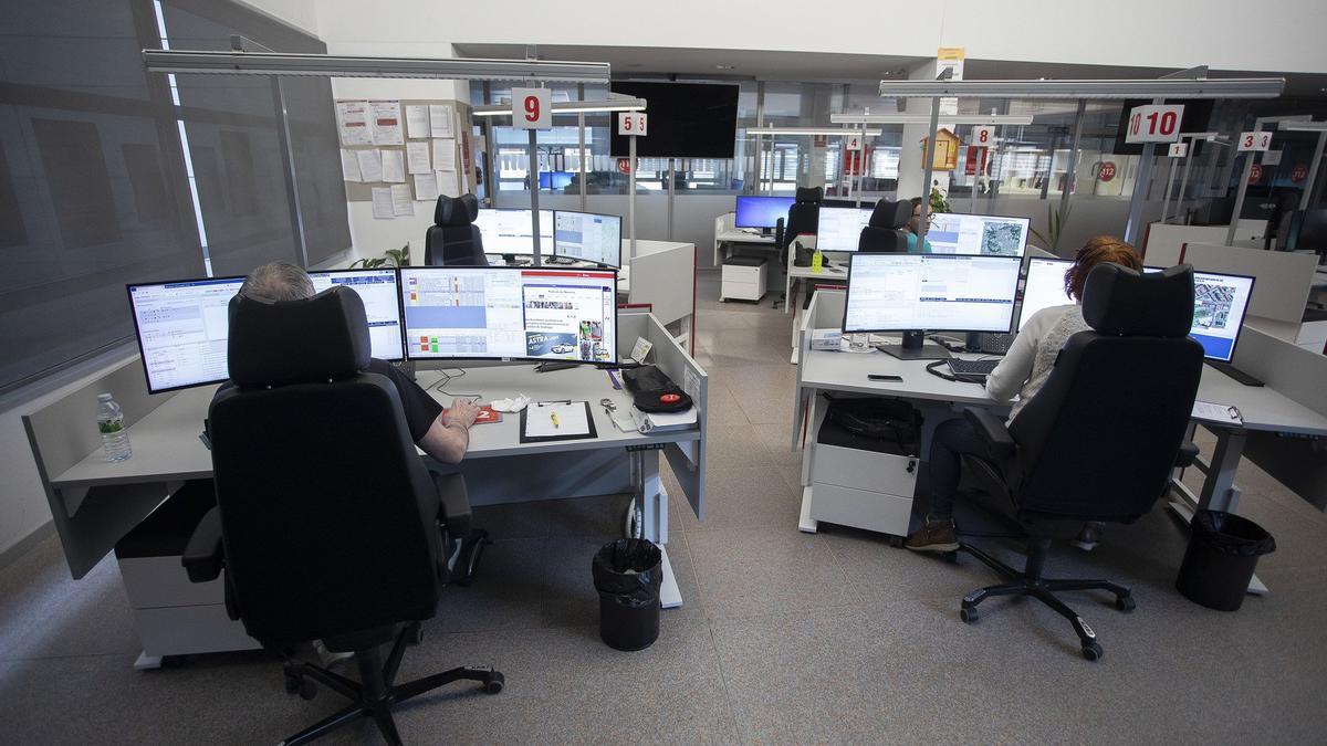 Personas trabajando en el Centro de Coordinación 112 SOS Navarra.