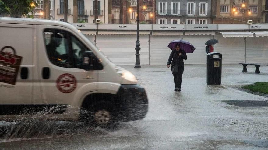 Fuertes tormentas dejan más de 2.300 rayos en Navarra y cortan calles en Pamplona