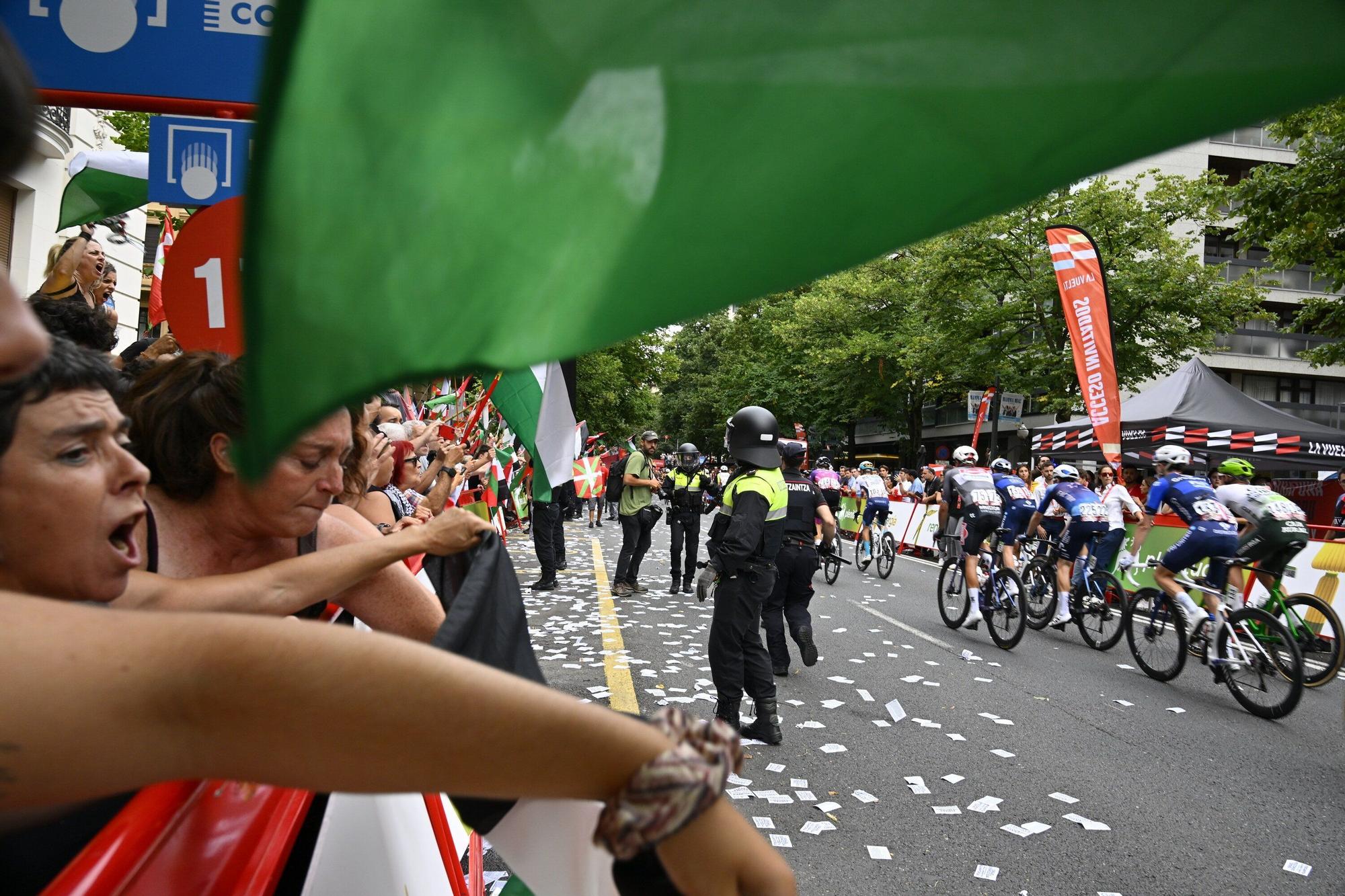 En imágenes: protesta contra el Israel al paso de la La Vuelta por Bilbao