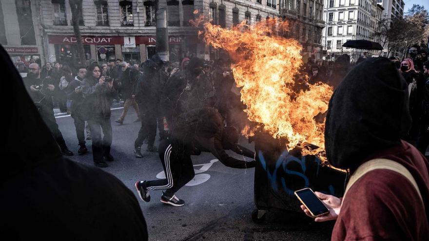 La calle vuelve a exigir a Macron la retirada de la reforma de las pensiones