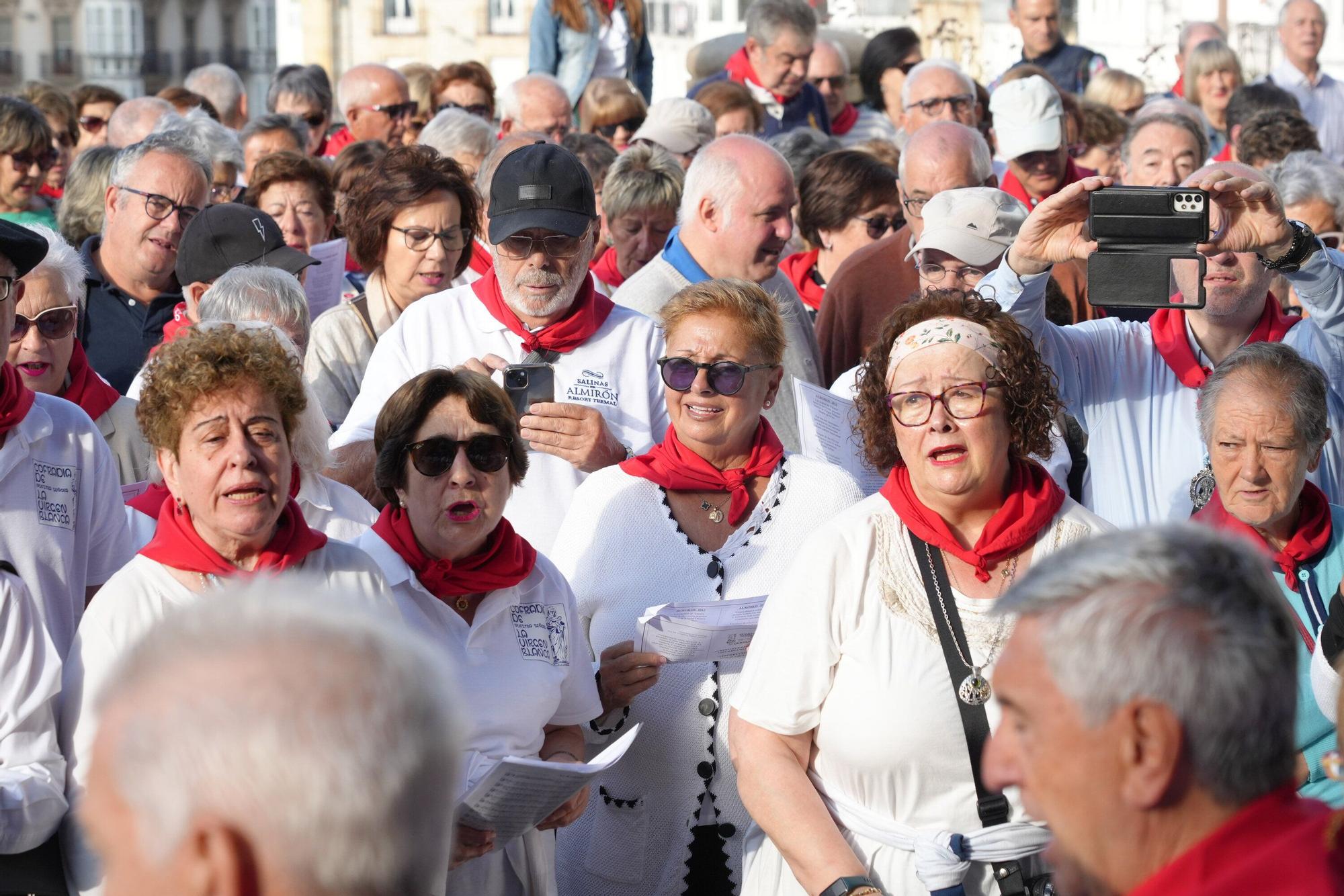 En imágenes: Los auroros despiertan a Vitoria con sus canciones