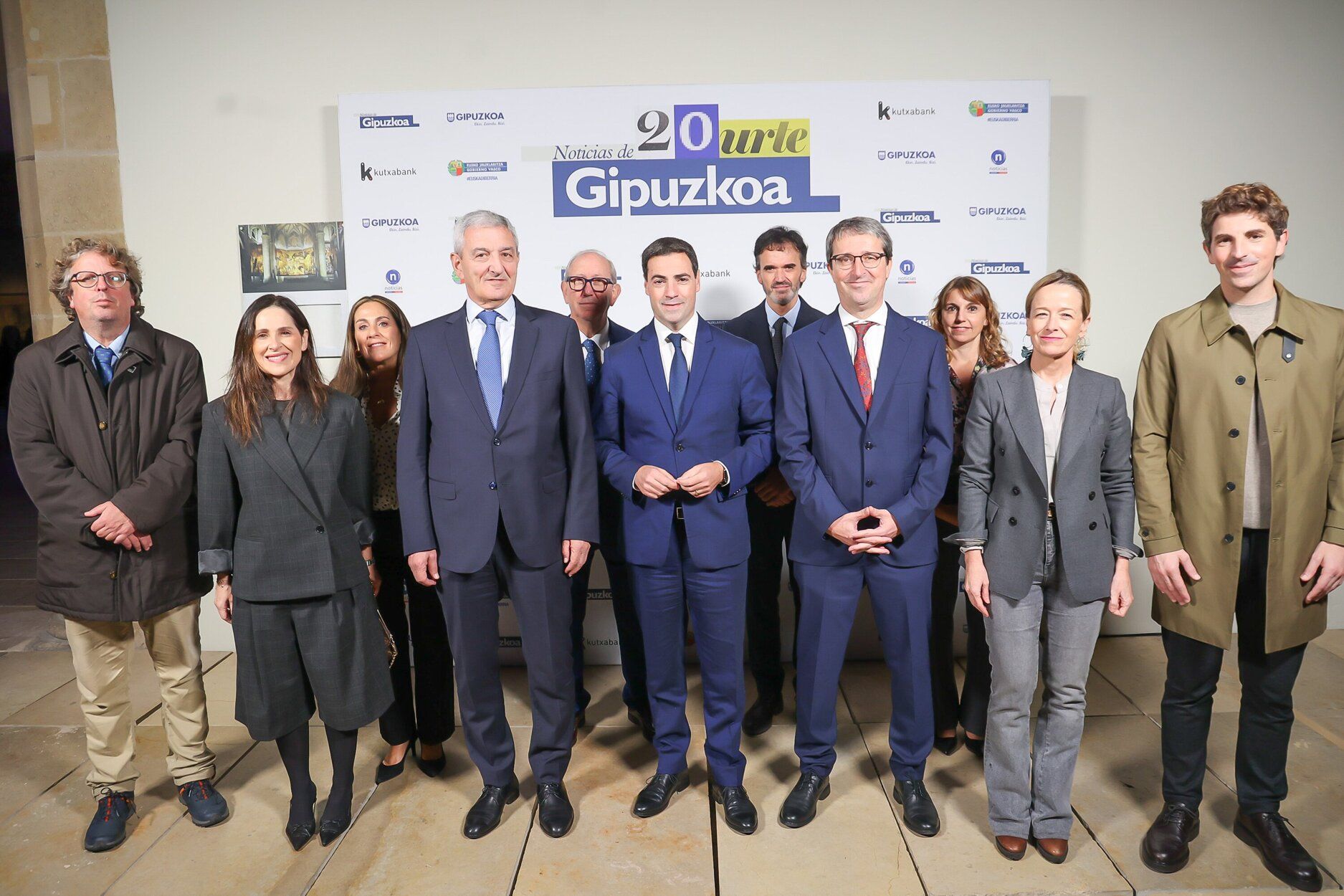 Xabier Ezeizabarrena, Bakartxo Tejeria, Iñaki Alzaga, Imano Pradales, Eider Mendoza y Jon Insausti, con el equipo de NOTICIAS DE GIPUZKOA