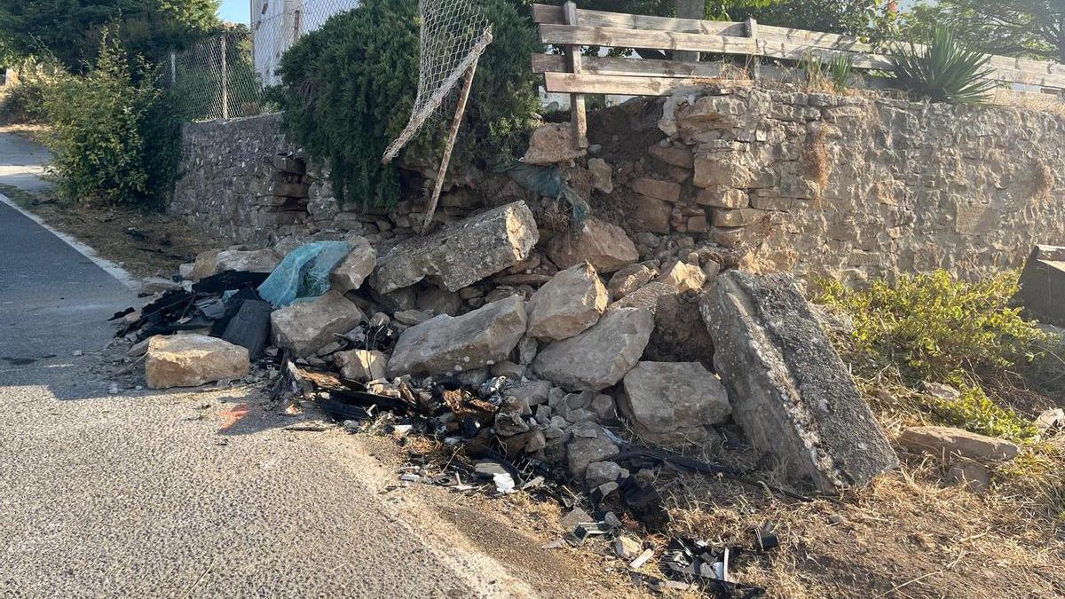 Vista del muro de Arguiñano contra el chocó el vehículo, que quedó destrozado.
