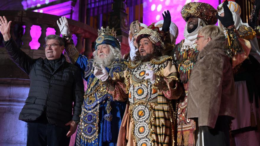 Bilbao se rinde a la magia de los Reyes Magos en una cabalgata multitudinaria
