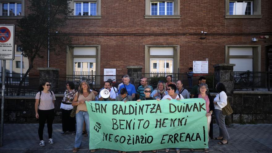 Nueva concentración de trabajadores del centro Benito Menni de Elizondo en contra del cierre de uno de los edificios