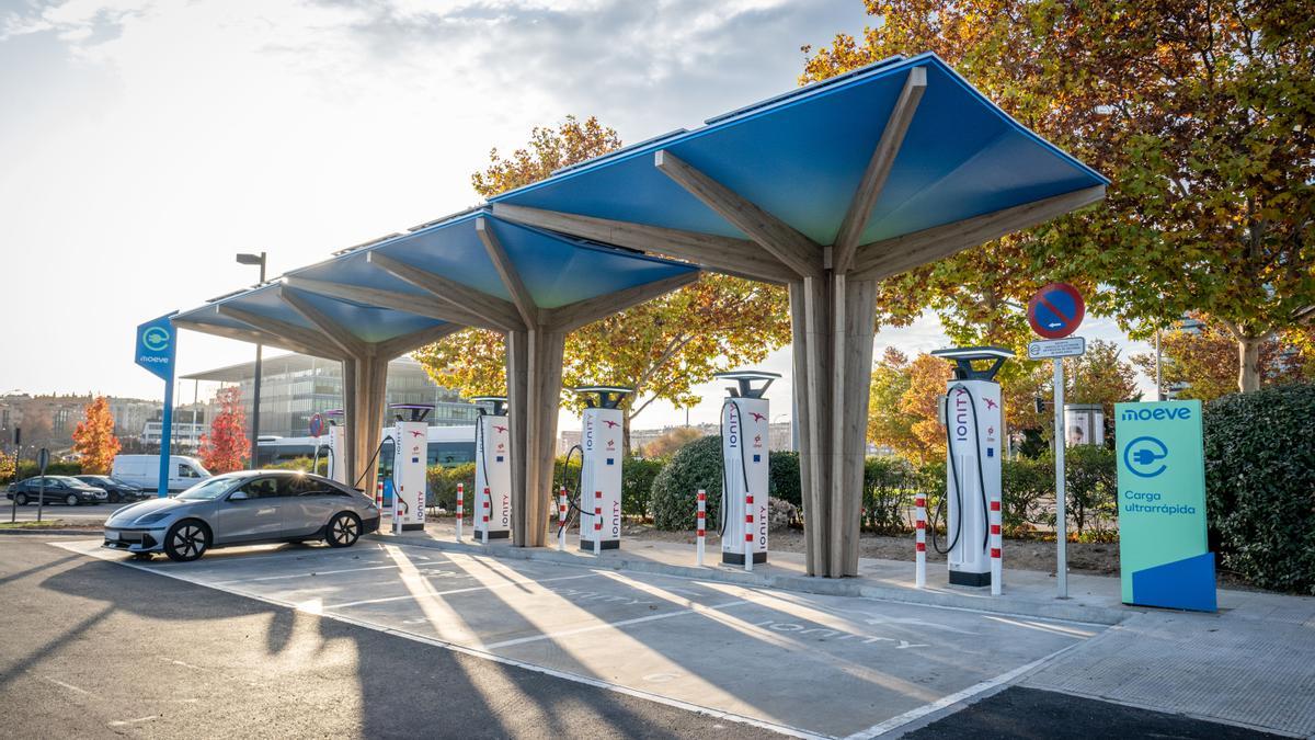 Muchas gasolineras están incorporando puntos de carga eléctrica.