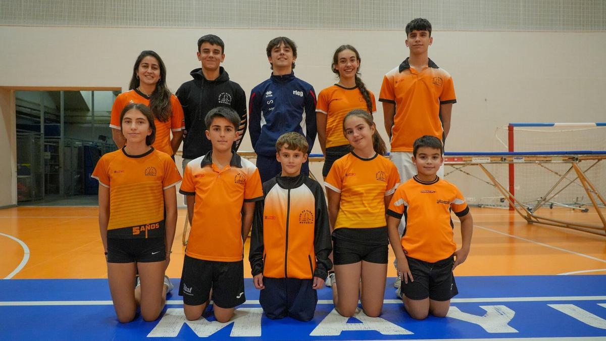 Oier Ponti, en el centro de la fila superior, posa junto al resto de gimnastas del Club Mayuelu.