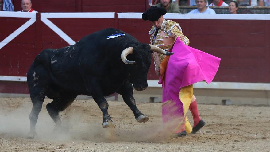 Desigual corrida de Palha y sendas orejas para Serna y Pinar en Tafalla