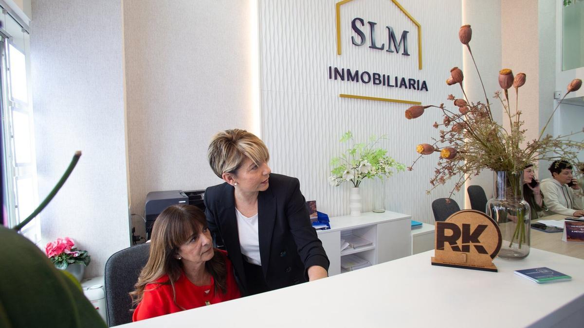 Maika (administración) e Idoia García (gerente), en la oficina de Inmobiliaria SLM, situada en la calle Monasterio de Urdax, 12.