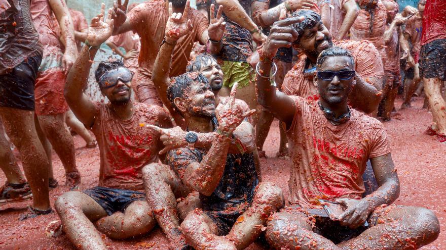 La Tomatina vuelve a llenar de rojo las calles de Buñol en un año &quot;complicado&quot;
