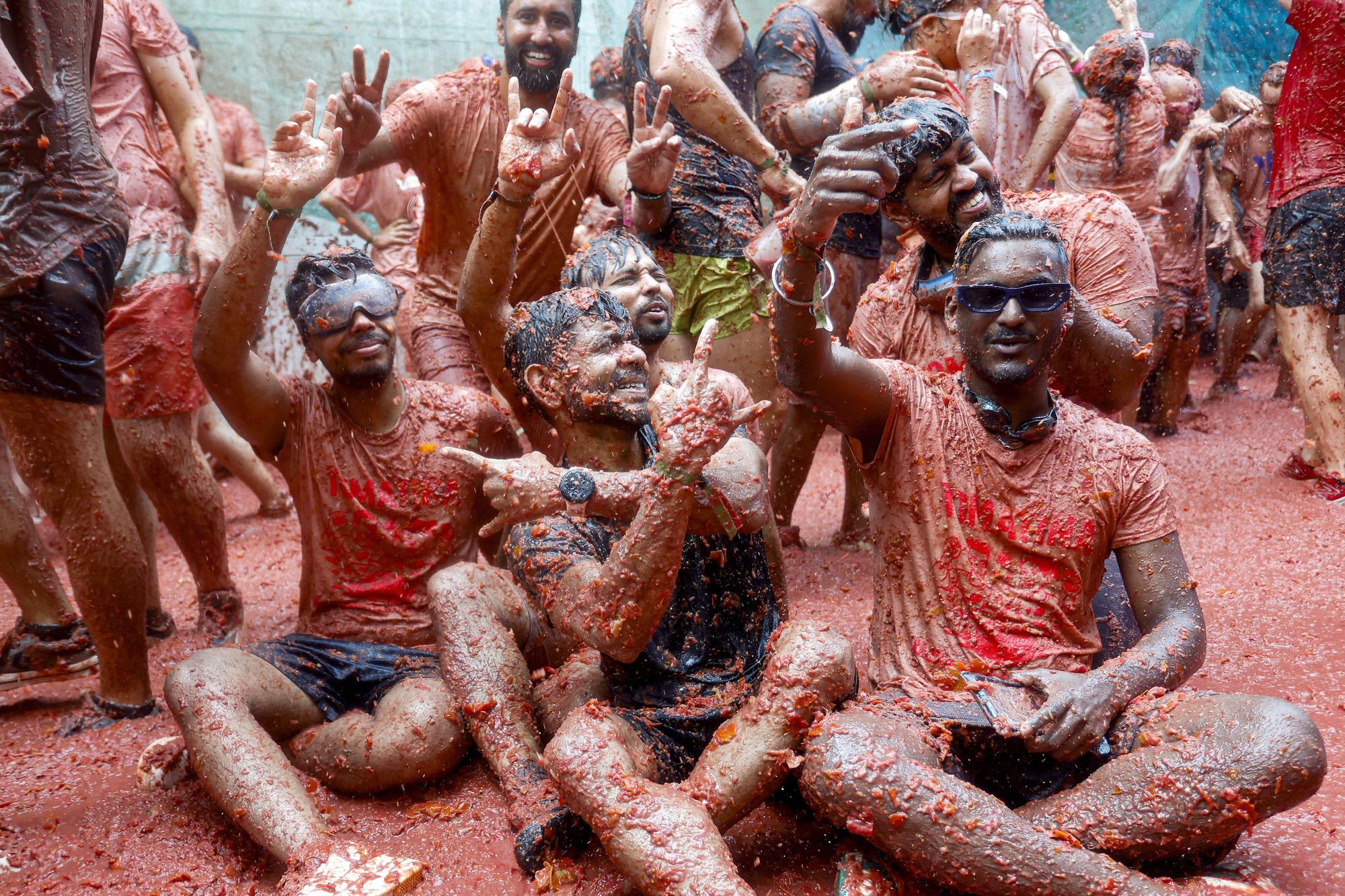 La Tomatina vuelve a teñir de rojo las calles de Buñol