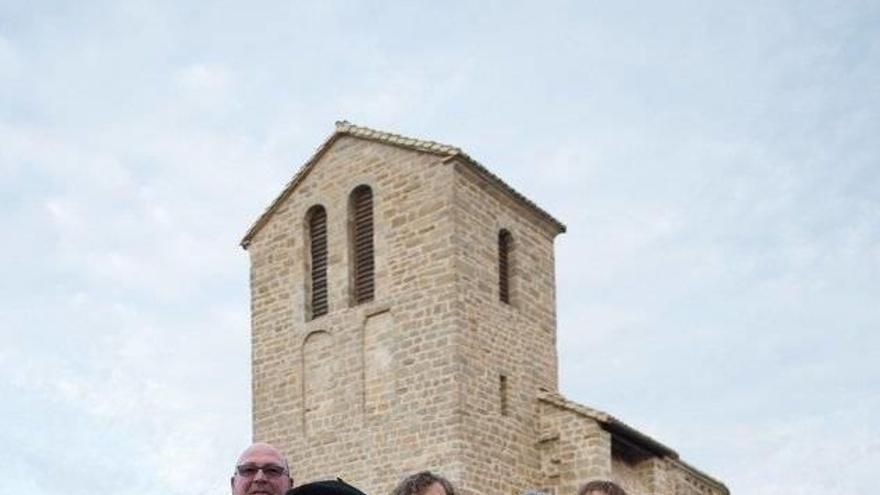 Javier Ozcoidi, José Areta, su hija Blanki y las hermanas Gloria y Mari Cruz Mina, delante de la iglesia rehabilitada de lo que un día fue su pueblo.