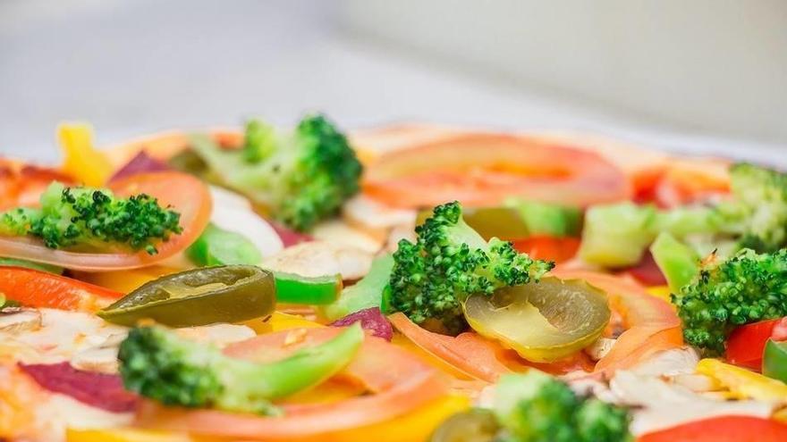 Alimentos saludables en un plato.