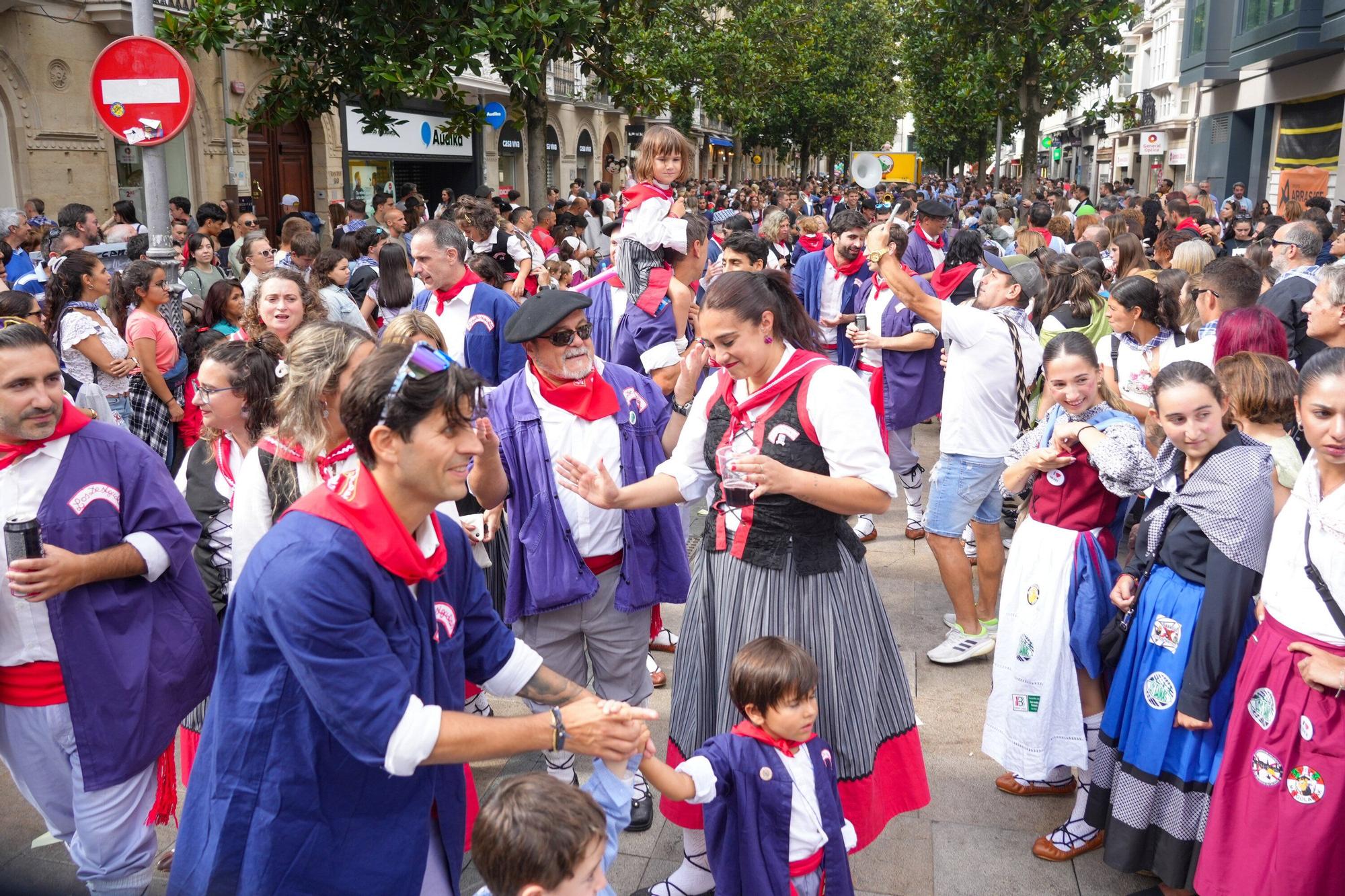 En imágenes: Blusas y neskas desfilan en una kalejira por Santiago