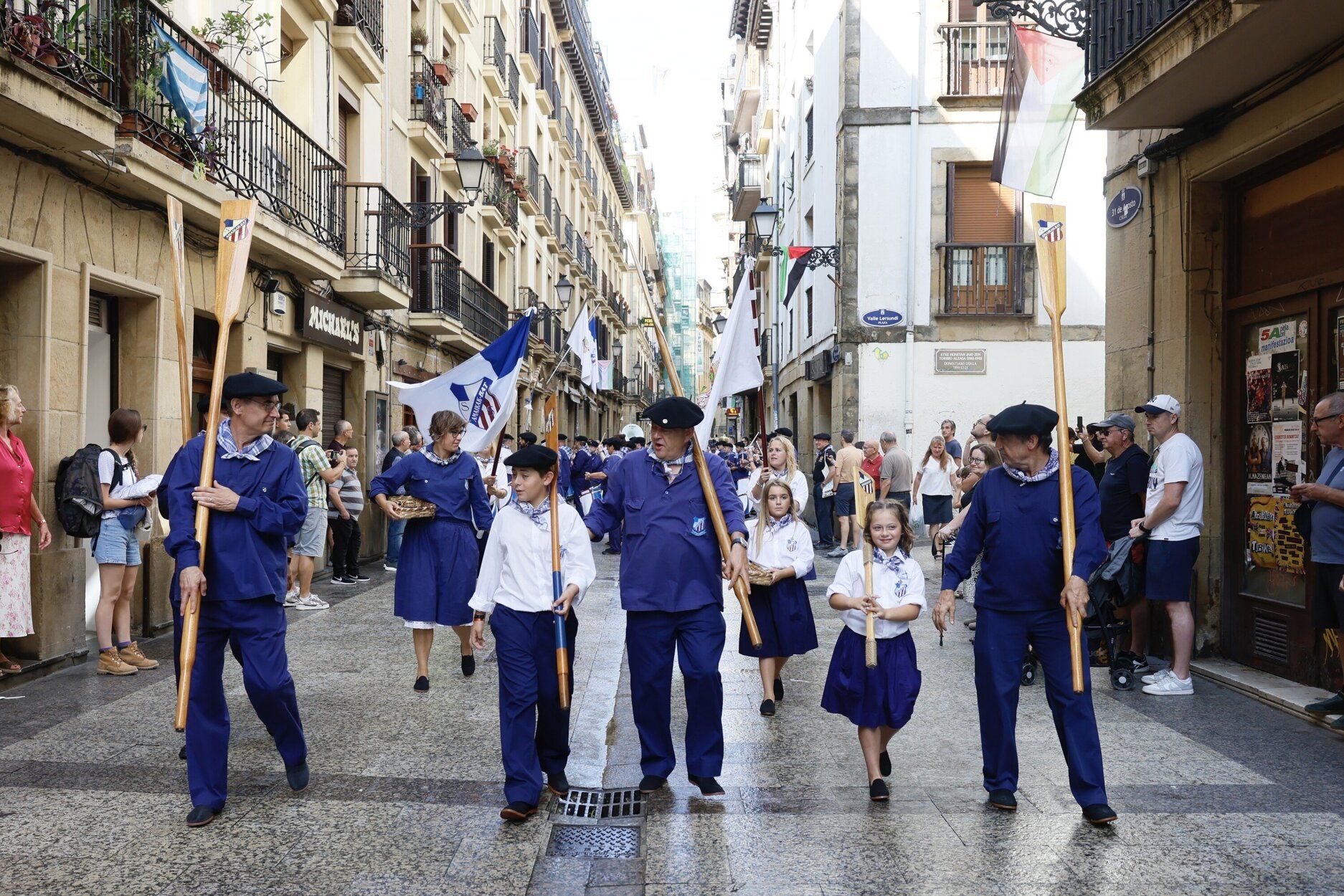 La tamborrada de San Ignacio de la sociedad Amaikak Bat desfila por la Parte Vieja