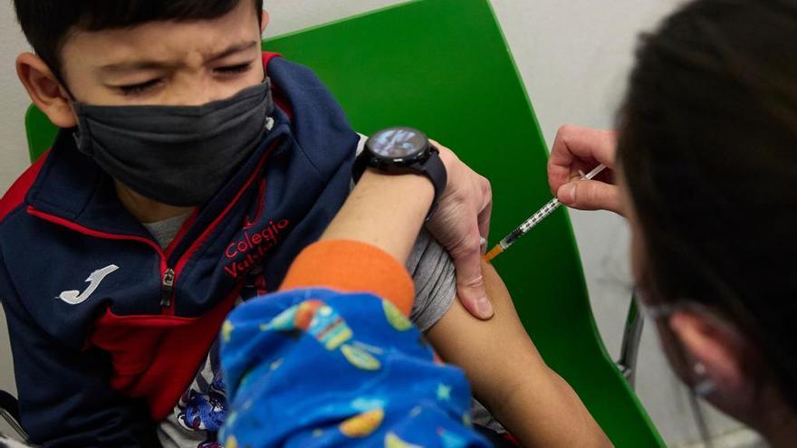 Así ayudan los enfermeros a combatir el miedo de los niños a las agujas durante la vacunación