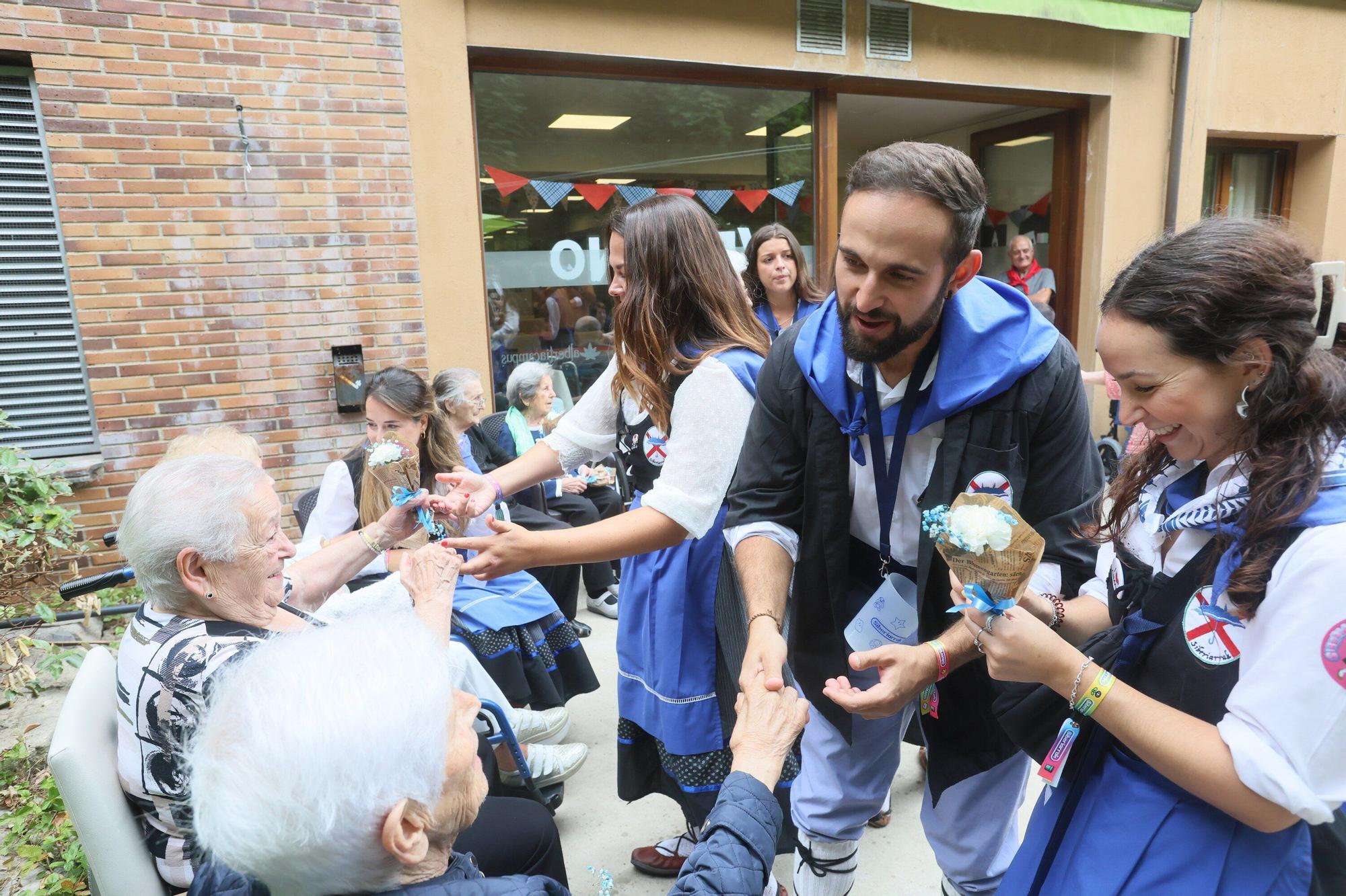 En imágenes: Siberiarrak lleva la fiesta a la residencia de ancianos Albertia Campos