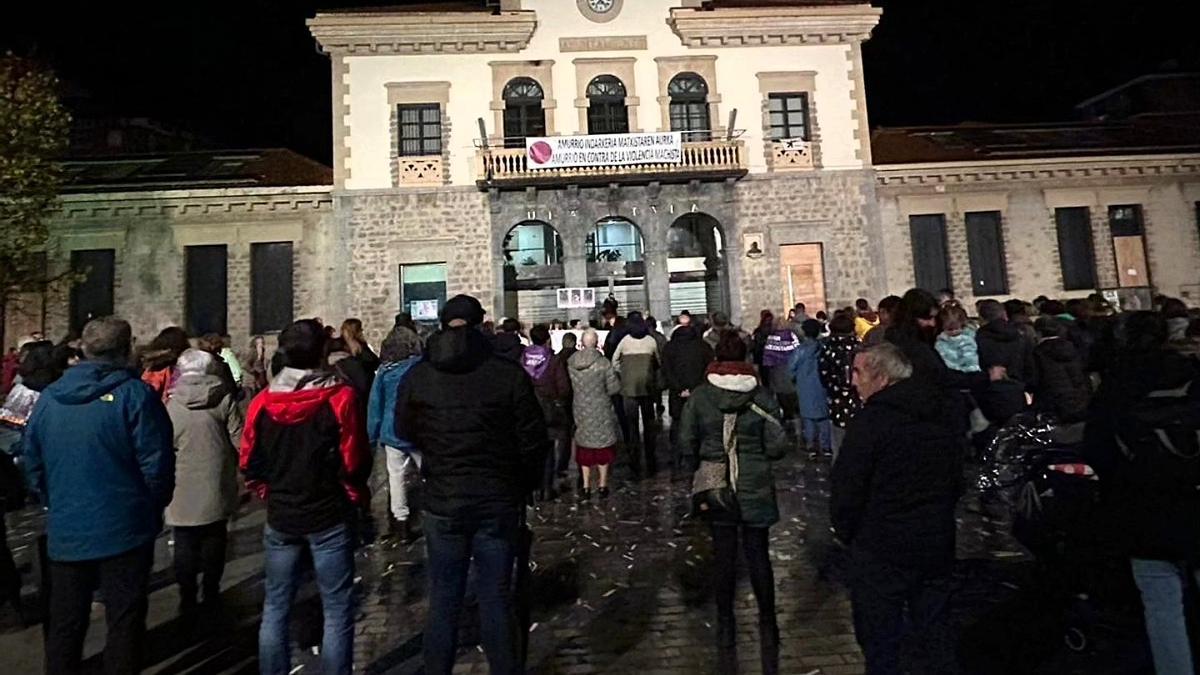 Concentración contra la violencia machista este pasado martes frente al Ayuntamiento de Amurrio