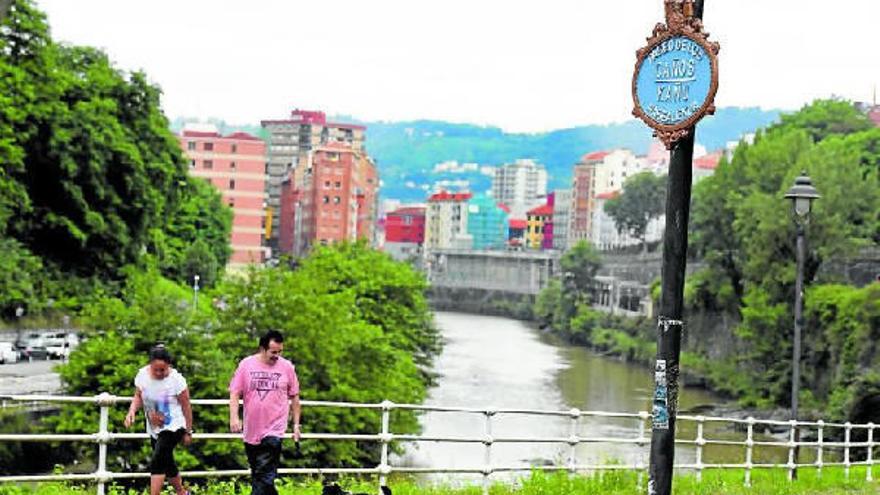 La Ría de Bilbao ofrece una versión más salvaje que en ningún sitio a su paso por el Paseo de los Caños.
