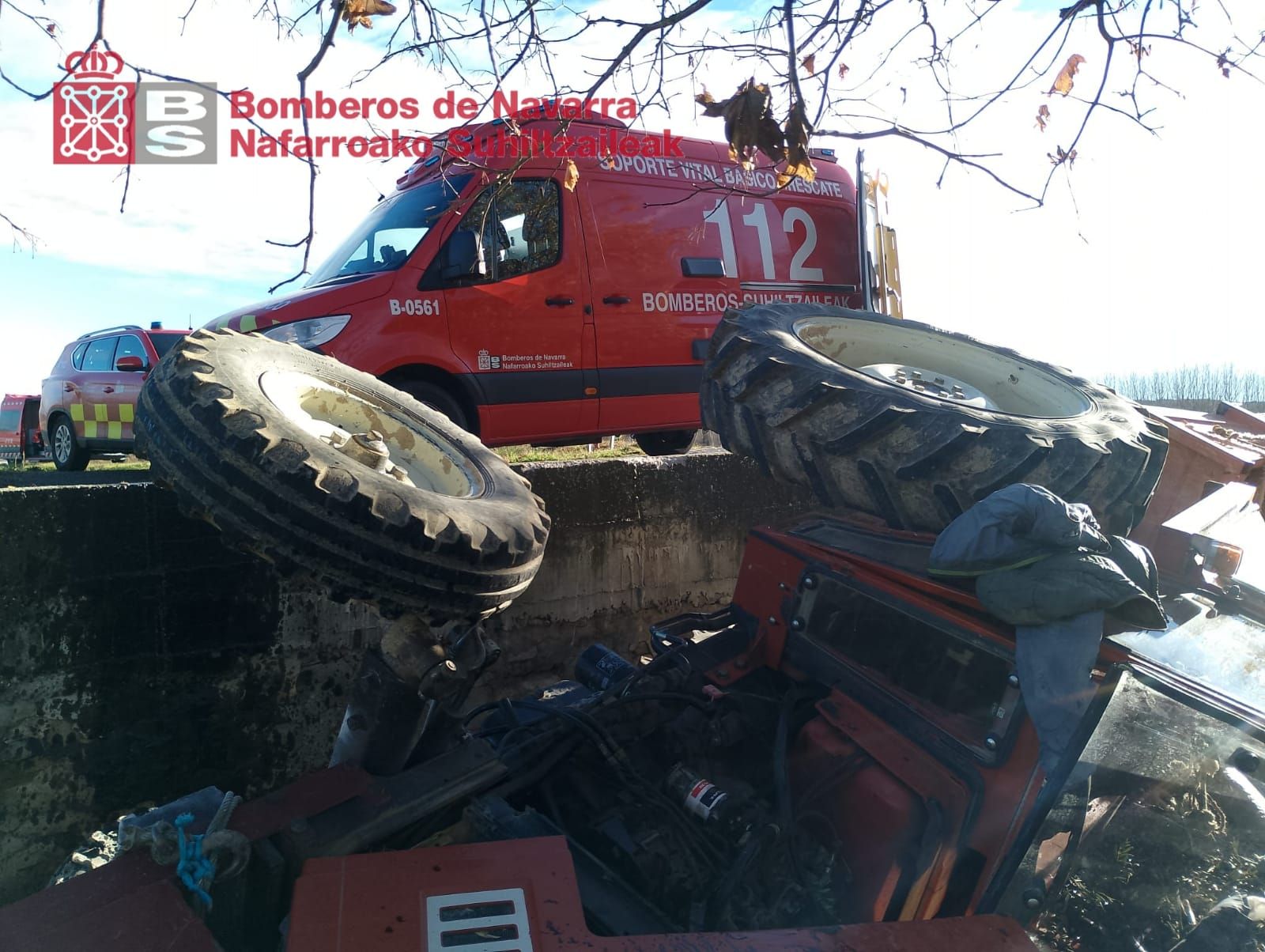 Imágenes del tractor volcado en Cáseda